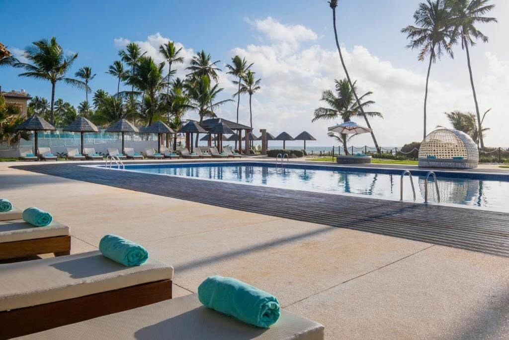 VIAGEM ESPECIAL KAU&Ecirc; TURISMO : Iberostar Praia&nbsp;do Forte & Salvador

O melhor da Bahia, na melhor companhia!

🌴 Iberostar Waves Bahia &ndash; Praia do Forte (BA)

Data: Viagem de 9 a 15 de outubro de 2026 - Feriado

Viva dias inesquec&iacute;veis em um resort 5 estrelas All Inclusive &agrave; beira-mar da Bahia. O Iberostar Waves Bahia oferece estrutura completa para fam&iacute;lias e casais, com conforto, lazer e gastronomia de alto padr&atilde;o.

✨ Destaques do resort:
&bull; Sistema all inclusive com restaurantes e bares ilimitados
&bull; Piscinas para adultos e crian&ccedil;as
&bull; Acesso direto &agrave; praia
&bull; Recrea&ccedil;&atilde;o infantil e atividades di&aacute;rias
&bull; Shows e entretenimento noturno
&bull; Quartos amplos com varanda
&bull; Estrutura perfeita para relaxar

🌊 Localiza&ccedil;&atilde;o privilegiada na Praia do Forte
🍹 Comidas e bebidas inclu&iacute;das
👨&zwj;👩&zwj;👧&zwj;👦 Perfeito para todas as idades

INCLUI:


	Reuni&atilde;o de apresenta&ccedil;&atilde;o e orienta&ccedil;&otilde;es&nbsp;sobre o destino;
	Assessoria Kau&ecirc; Turismo durante a viagem;
	Atendimento de guia exclusivo para o grupo durante a viagem;
	transfer Salvador/Resort
	2 noites de hospedagem em Hotel em Salvador , em&nbsp; apartamento Duplo com caf&eacute; da manh&atilde;;
	4 noites e 5 dias &nbsp;no Resort Iberostar, em&nbsp; apartamento Duplo;
	Regime de alimenta&ccedil;&atilde;o/bebidas All Inclusive &nbsp;durante a estadia no Resort;
	Transfer Resort/Salvador
	Seguro Viagem;
	Brinde de viagem Kau&ecirc; Turismo.



N&Atilde;O INCLUI:


	Passagens a&eacute;reas origem / Salvador/ origem (que podem ser adquiridas e acrescentadas ao valor do pacote).
	Outras refei&ccedil;&otilde;es, bebidas, despesas / valores / passeios n&atilde;o mencionados como inclusos.
	Opcional de 3&ordf; noite em Salvador + City Tour hist&oacute;rico - consulte disponibilidade;
	Apartamento individual consulte valor e disponibilidade;
	Transfer aeroporto/hotel/aeroporto (chegada e sa&iacute;da).



INVESTIMENTO

LOTE DE LAN&Ccedil;AMENTO (Apenas 10&nbsp;vagas):

Valor do pacote por pessoa em apartamento Duplo:
12x de R$ 520,00 no&nbsp;Cart&atilde;o de Cr&eacute;dito; ou
&Agrave; vista: R$ 5.949,00 (Pix, Dep&oacute;sito&nbsp;)

&nbsp;

*Valores podem sofrer altera&ccedil;&atilde;o a&nbsp;qualquer momento, sem pr&eacute;vio aviso.
*Consulte outras formas de pagamento / parcelamento.

* Consulte valores em apartamento individual;

*Consulte sobre inclus&atilde;o de passagens a&eacute;reas.

* Consulte sobre Opcional de 3&ordf; noite em Salvador + City Tour hist&oacute;rico

INFORMA&Ccedil;&Otilde;ES ADICIONAIS:

WhatsApp (44) 99973-4575&nbsp;e (44)98422-3531